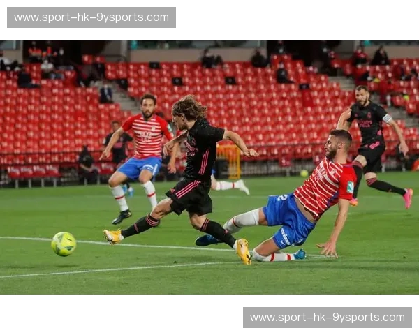 巅峰博弈！当蓝白风暴碰撞黄色潜水艇：皇家社会vs维拉利尔，谁才是西甲欧战区的真命天子？